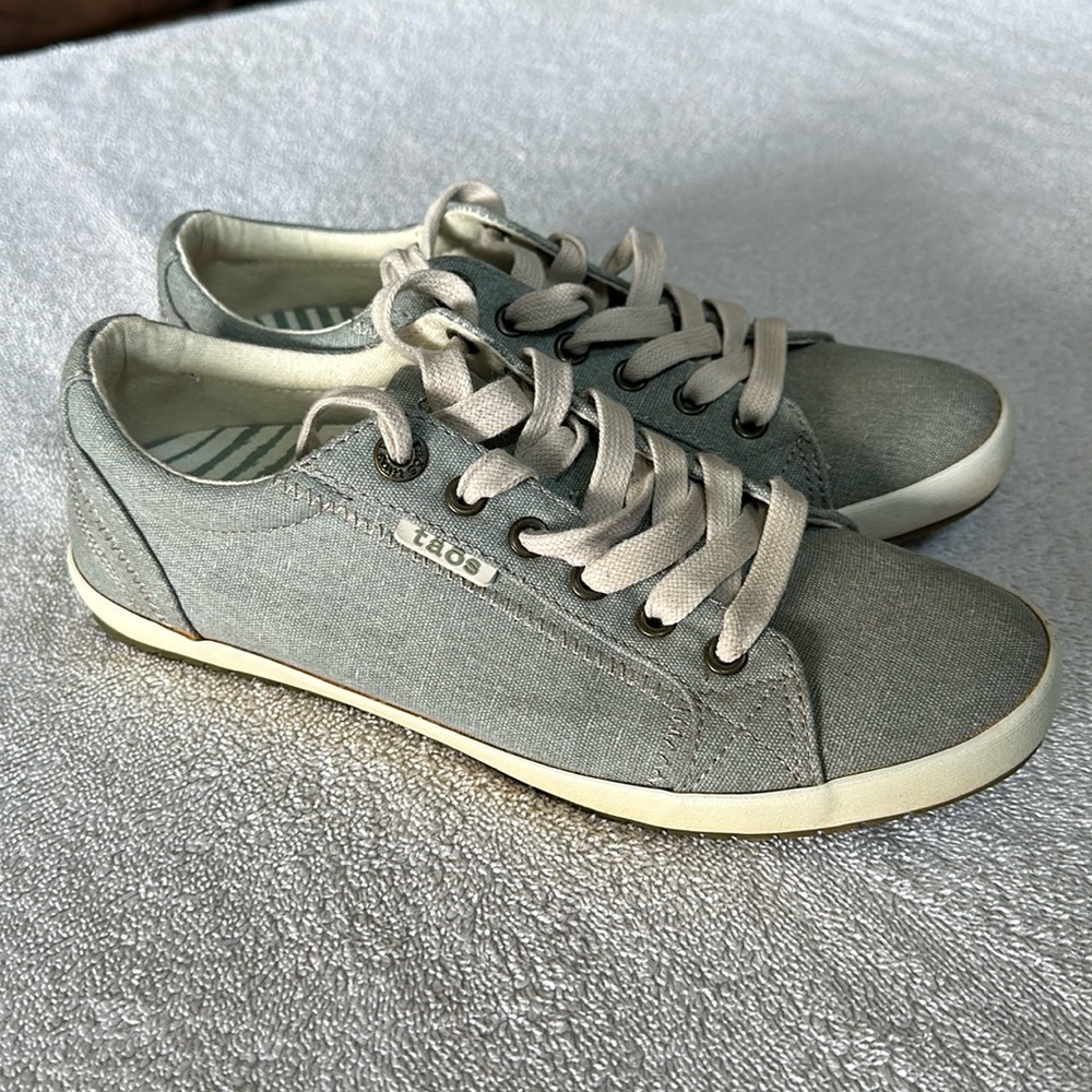 Taos women’s size 8 sneakers